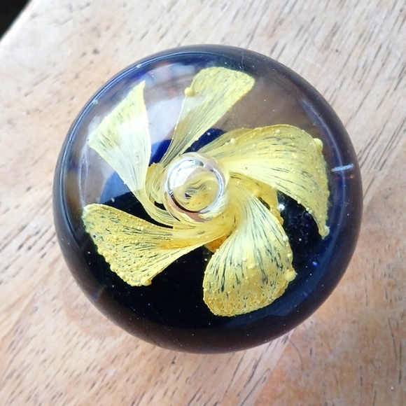 VINTAGE Glass Heavy Paperweight Flower Collectible - Picture 1 of 8